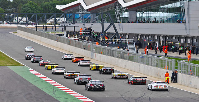640px-Silverstone_2011_starting_grid