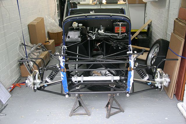 640px-Caterham_Roadsport_building_-_012_-_Steering_(almost),_anti-roll_bar_-_Flickr_-_exfordy