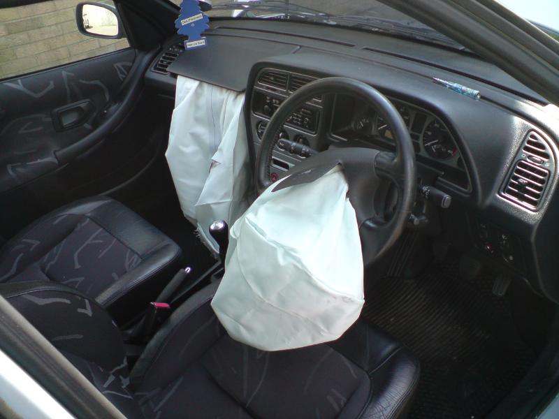 Peugeot_306_airbags_deployed